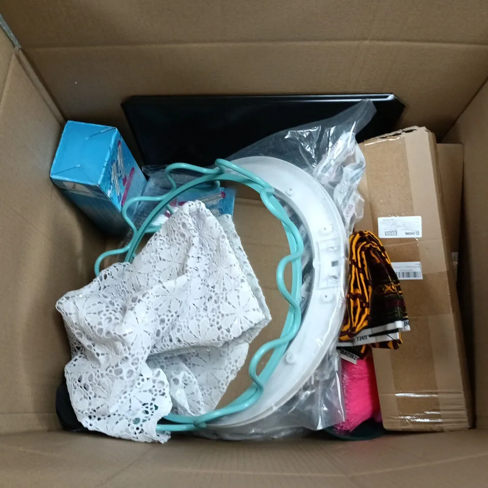 APPROXIMATELY 15 ASSORTED HOUSEHOLD PRODUCTS TO INCLUDE AN INFINITY LIGHT MIRROR, DESIGNER WALLPAPER AND A DUVET SET
