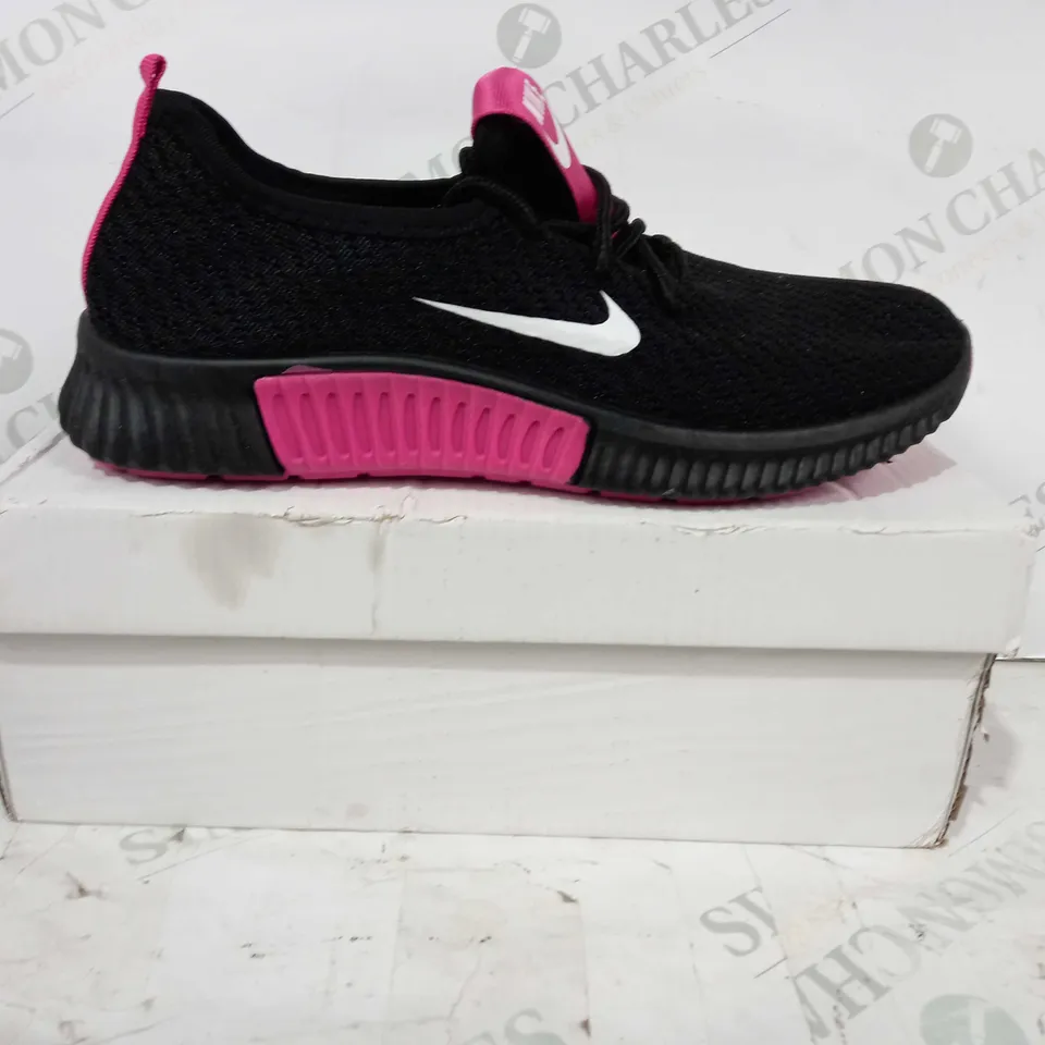 BOXED PAIR OF NIKE FUNUI SHOES IN BLACK/PINK EU SIZE 40