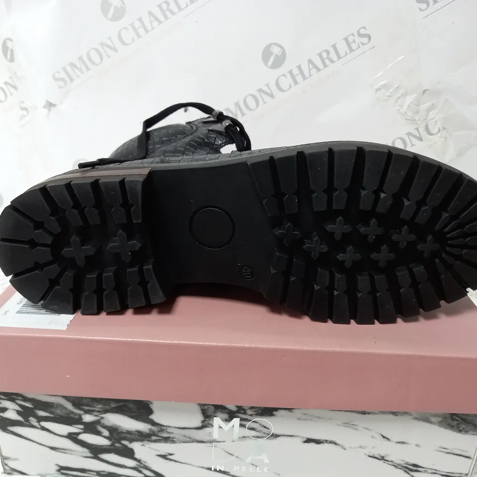 BOXED PAIR OF MODA IN PELLE CHIKKARA LACE UP CHUNKY SOLE HIKING BOOTS BLACK/CROC, SIZE 6 UK