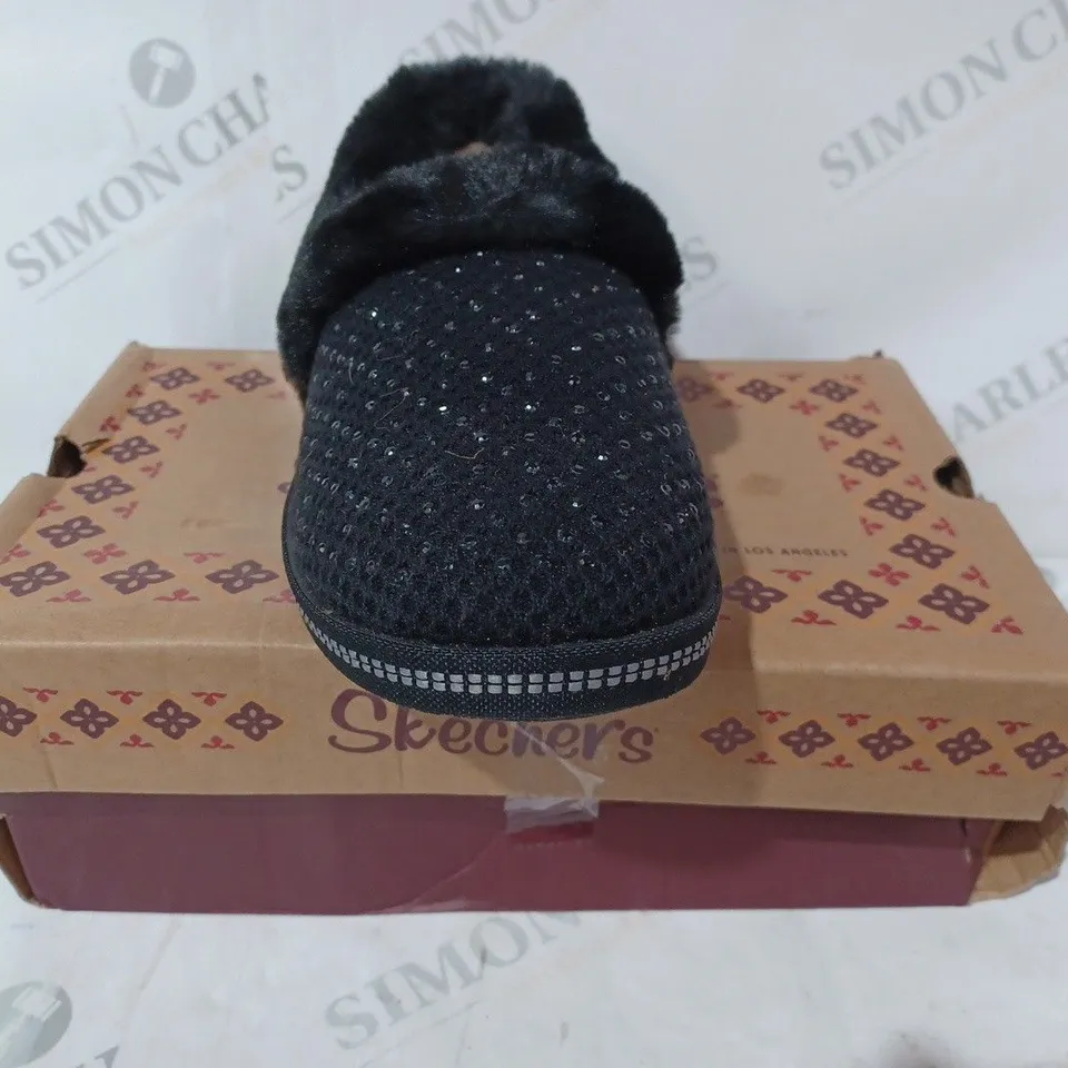 BOXED PAIR OF SKECHERS COZY SLIPPERS IN BLACK SIZE 4.5