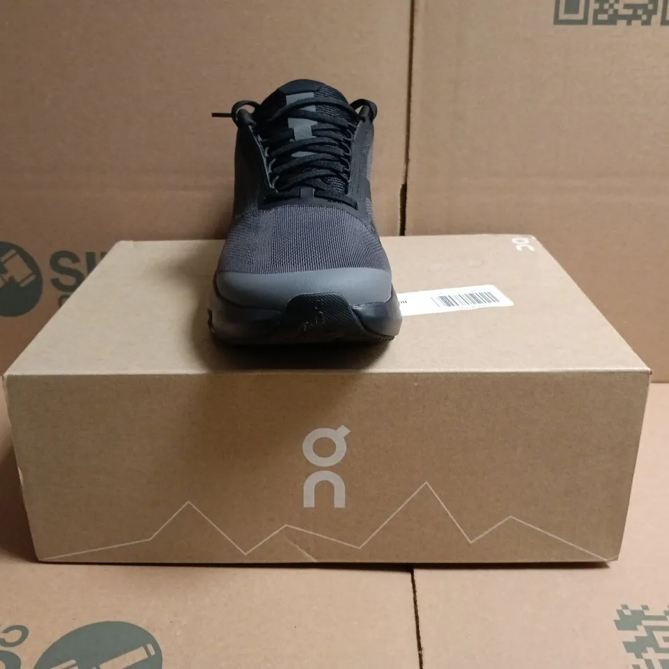 BOXED PAIR OF ON CLOUDSURFER YOUTH TRAINERS IN BLACK/ALLOY SIZE UK 5.5