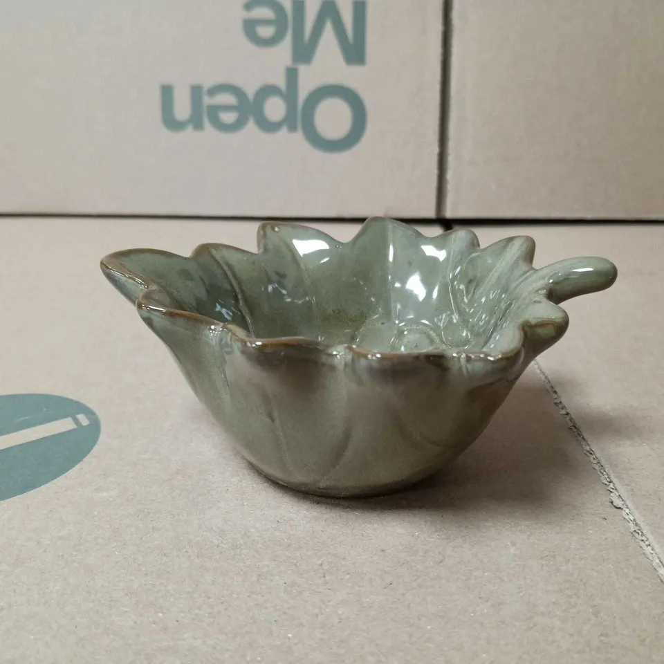BOX OF APPROX 32 GISELA GRAHAM LONDON PORCELAIN MINI BOWL - GREEN LEAF 