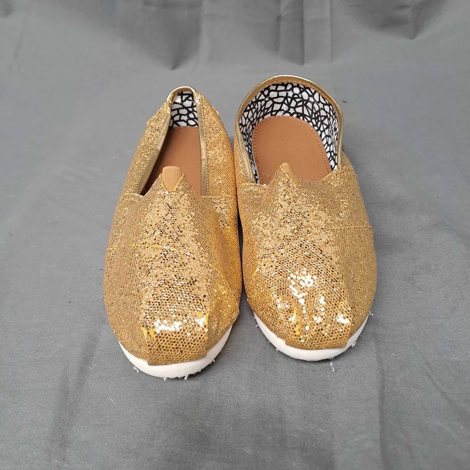 BOX OF APPROXIMATELY 20 PAIRS OF SLIP ON SHOES IN GOLD - VARIOUS SIZES