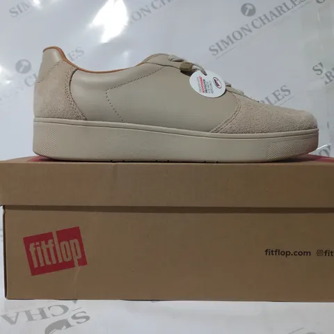 BOXED PAIR OF FITFLOP RALLY LEATHER PANEL SNEAKERS IN STONE BEIGE UK SIZE 6