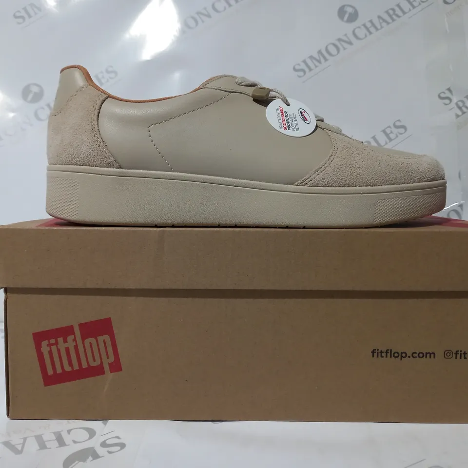 BOXED PAIR OF FITFLOP RALLY LEATHER PANEL SNEAKERS IN STONE BEIGE UK SIZE 6