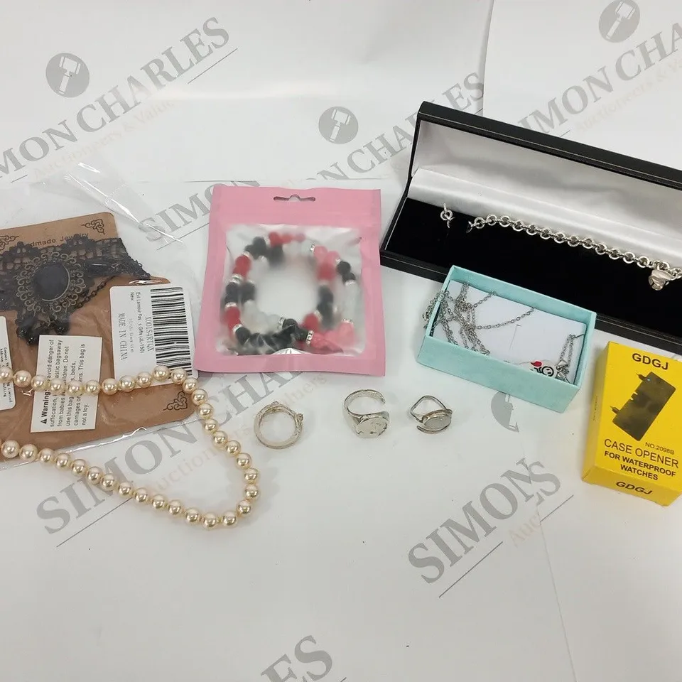 LARGE QUANTITY OF ASSORTED JEWELLERY AND ACCESSORIES 