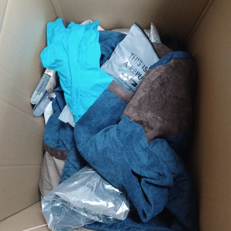 BOX OF APPROXIMATELY 15 ASSORTED CLOTHING ITEMS TO INCLUDE HATS, PURSES, TOPS ETC