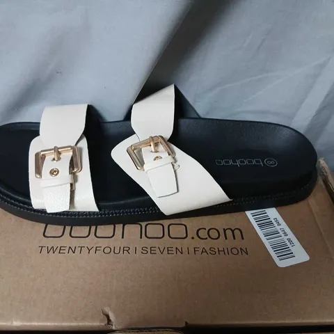 BOOHOO WHITE DOUBLE BUCKLE STRAP SLIDERS 