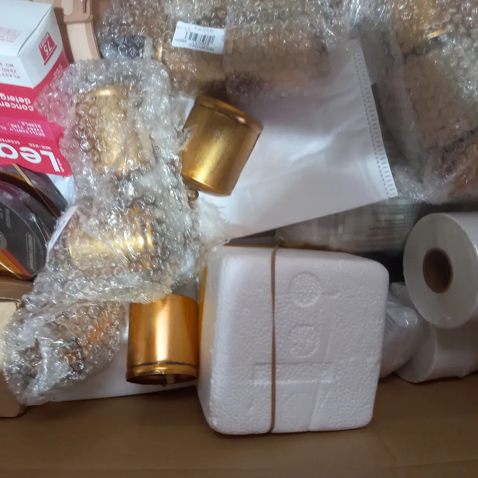 BOX OF APPROXIMATELY 20 ASSORTED HOUSEHOLD ITEMS TO INCLUDE WHITE WITCH CAULDRON MUG, PET POOP BAGS, PRESENTATION BOOK, ETC