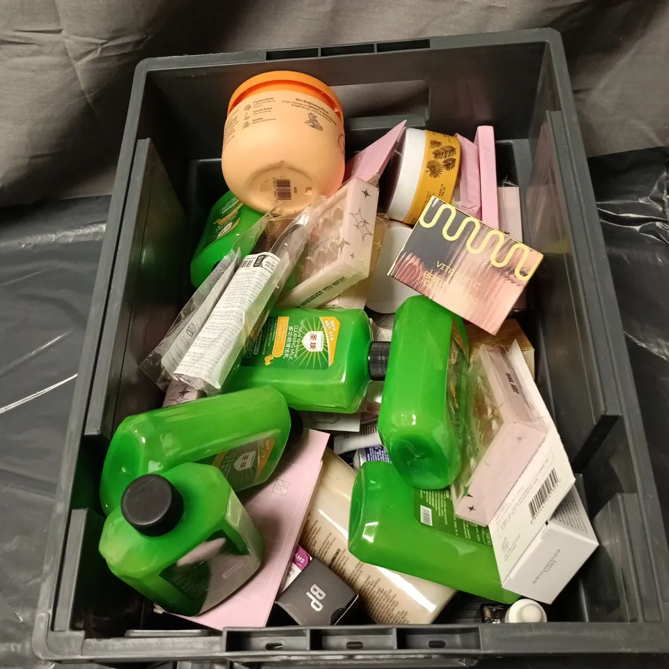 APPROXIMATELY 20 ASSORTED COSMETIC ITEMS INCLUDING BRIGHT AND SMOOTH BODY CREAM, RELIEF CREAM, PRESS ON NAILS, CLEANING MILK, VITAMIN C CREAM ETC