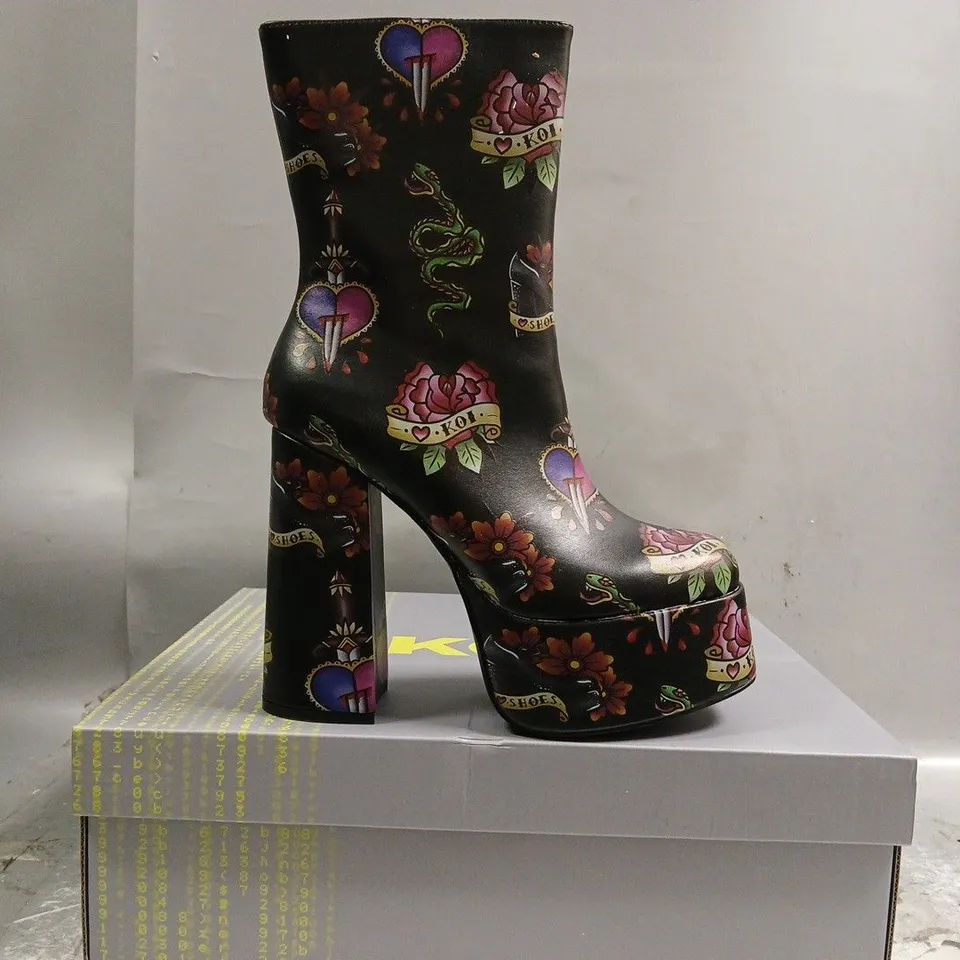 BOXED PAIR OF KOI VERDICT OF A SERPENT & DAGGER HEELED BOOTS IN BLACK SIZE UK 6
