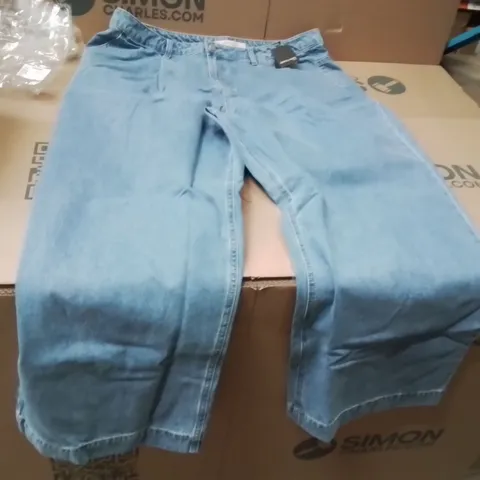 BOXED BRAND NEW APPROXIMATELY 6 JD WILLIAMS JEANS LIGHT BLUE SIZE 20