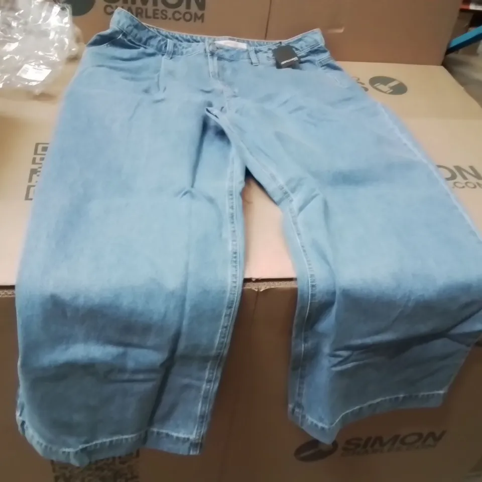BOXED BRAND NEW APPROXIMATELY 6 JD WILLIAMS JEANS LIGHT BLUE SIZE 20