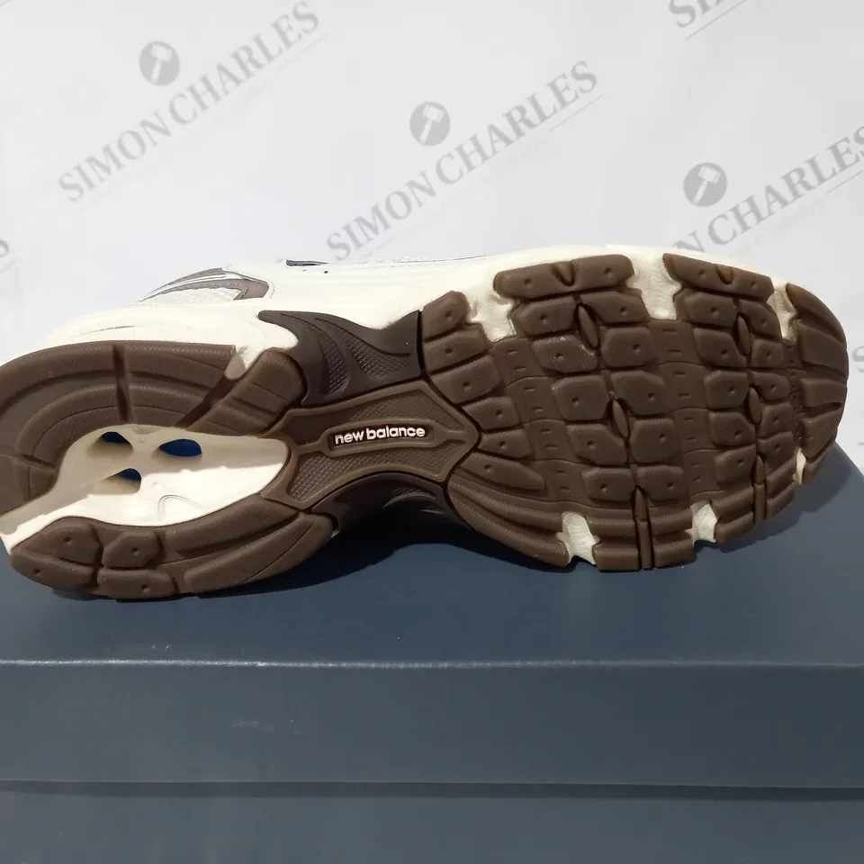 NEW BALANCE BROWN SIZE 6