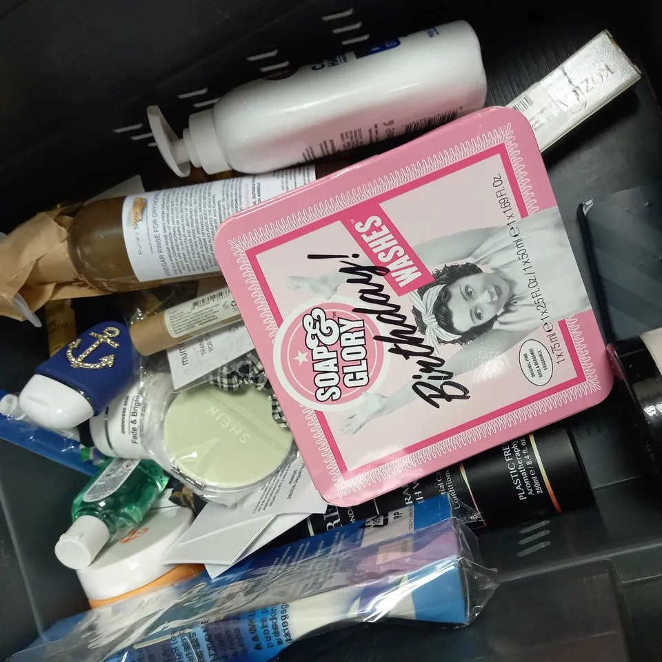 ASSORTED COSMETICS AND SKINCARE APPROX. 20 ITEMS 