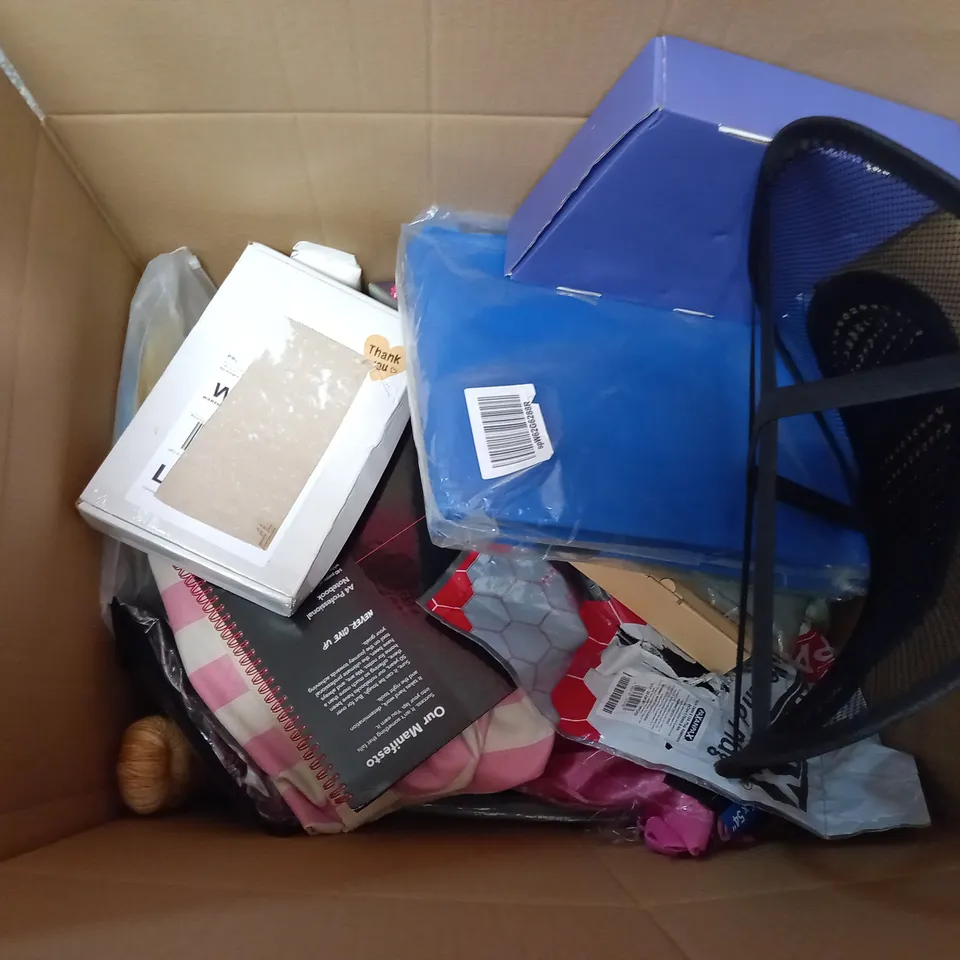 BOX OF APPROX 20 ASSORTED ITEMS TO INCLUDE KESINGTON SAIL PARASOL COVER, RHS AGRALAN GIANT ENVIROMESH, KINGFISHER GARDEN SPRAY GUN, ETC