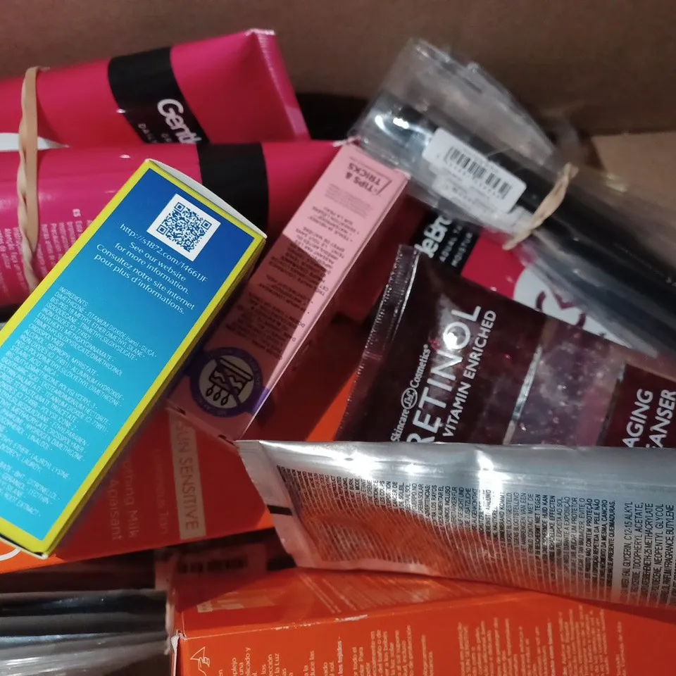 LOT OF APPROX 15 ASSORTED BEAUTY PRODUCTS TO INCLUDE DAVINES SU TAN MAXIMIZER, LANCASTER SUN SENSITIVE SUN MILK, COCOA BROWN GENTLE BRONZE GRADUAL TANNING MOISTURISER, ETC 