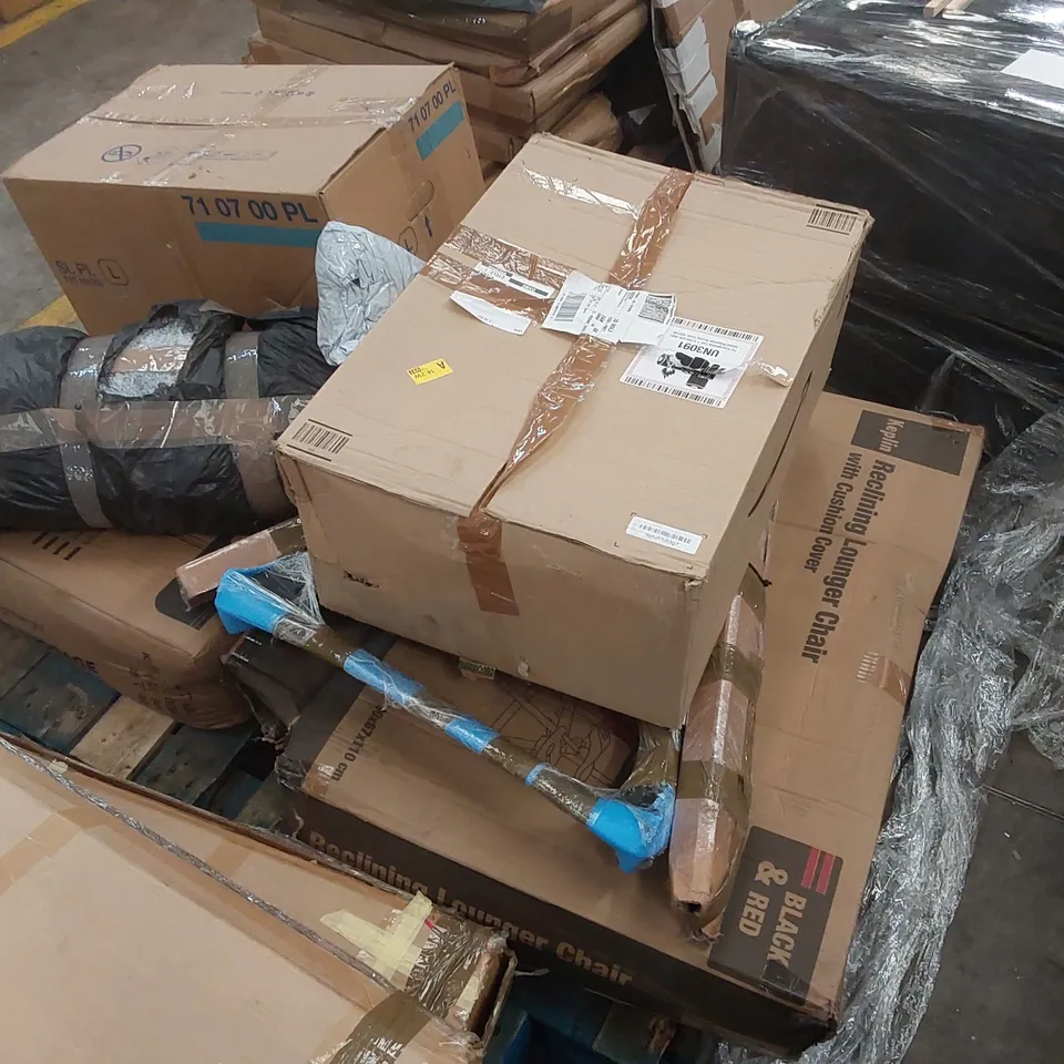 PALLET CONTAINING ASSORTED CONSUMER PRODUCTS INCLUDING: SUITCASES, CHAIR ECT