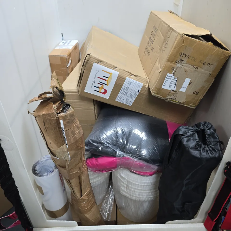 CAGE OF 8 ASSORTED HOUSEHOLD ITEMS TOO INCLUDE KIDS CHAIRS PILLOWS , BUCKETS . ETC 