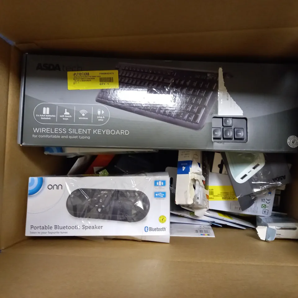 BOX OF APPROX 25 ASSORTED ITEMS TO INCLUDE - POWERBANK - BLUETOOTH SPEAKER - ONN HEADPHONES ECT 