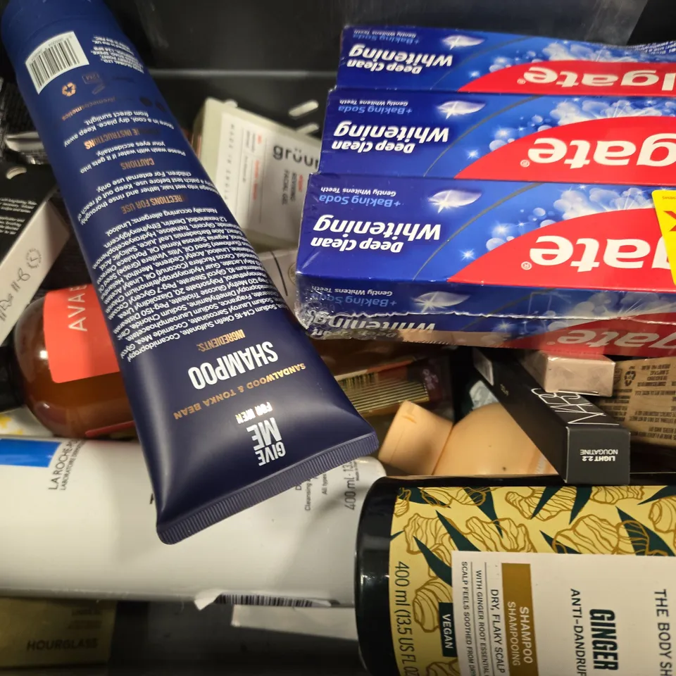 APPROXIMATELY 15 ASSORTED HEALTH & BEAUTY ITEMS TO INCLUDE - NARS LIGHT REFLECTING HYDRATING PRIMER , REDKEN ALL SOFT SHAMPOO , THE BODY SHOP GINER ETC