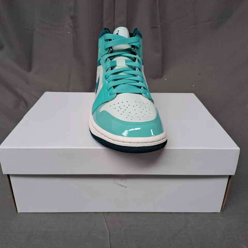 BOXED PAIR OF NIKE AIR JORDAN 1 MID SE SHOES IN AQUA/WHITE UK SIZE 6.5
