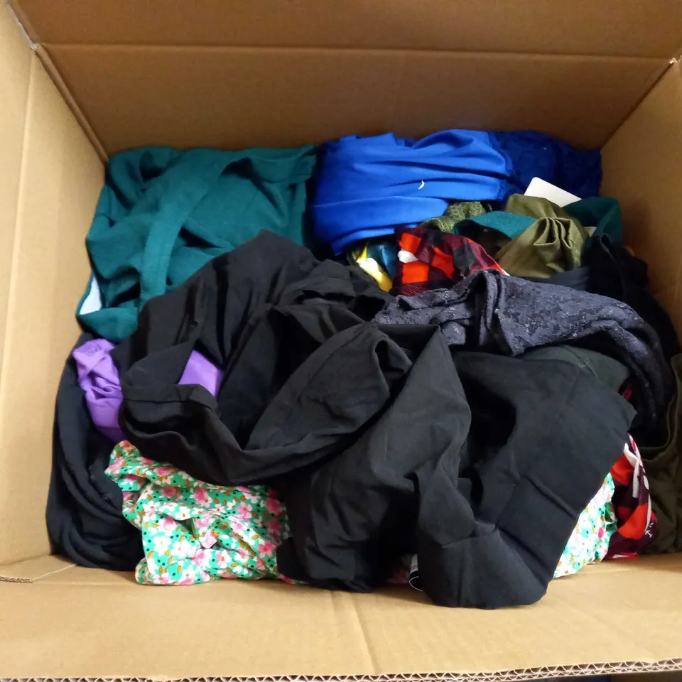 LOT OF APPROX 25 ASSORTED CLOTHING ITEMS VARYING IN SIZE/COLOUR/STYLE TO INCLUDE: TROUSERS, TOPS, DRESSES