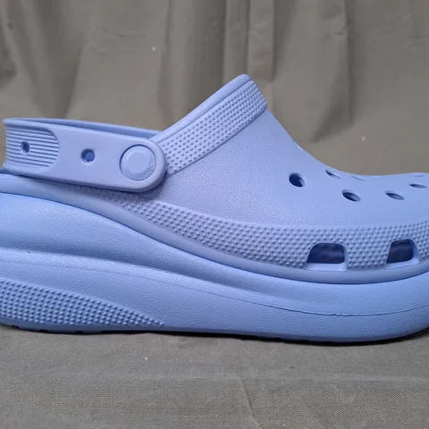 PAIR OF CROCS CLASSIC CRUSH CLOGS IN LILAC UK SIZE M6/W7