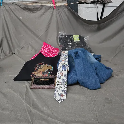 BOX OF APPROXIMATELY 30 ASSORTED ITEMS OF CLOTHING INCLUDING MOUNTAIN WAREHOUSE FLEECE SIZE 12, KIDS JURASSIC WORLD JUMPER AGE 6-7, SAVIDA PINK PATTERN JUMPER SIZE MEDIUM AND FLORA PATTERN TIE