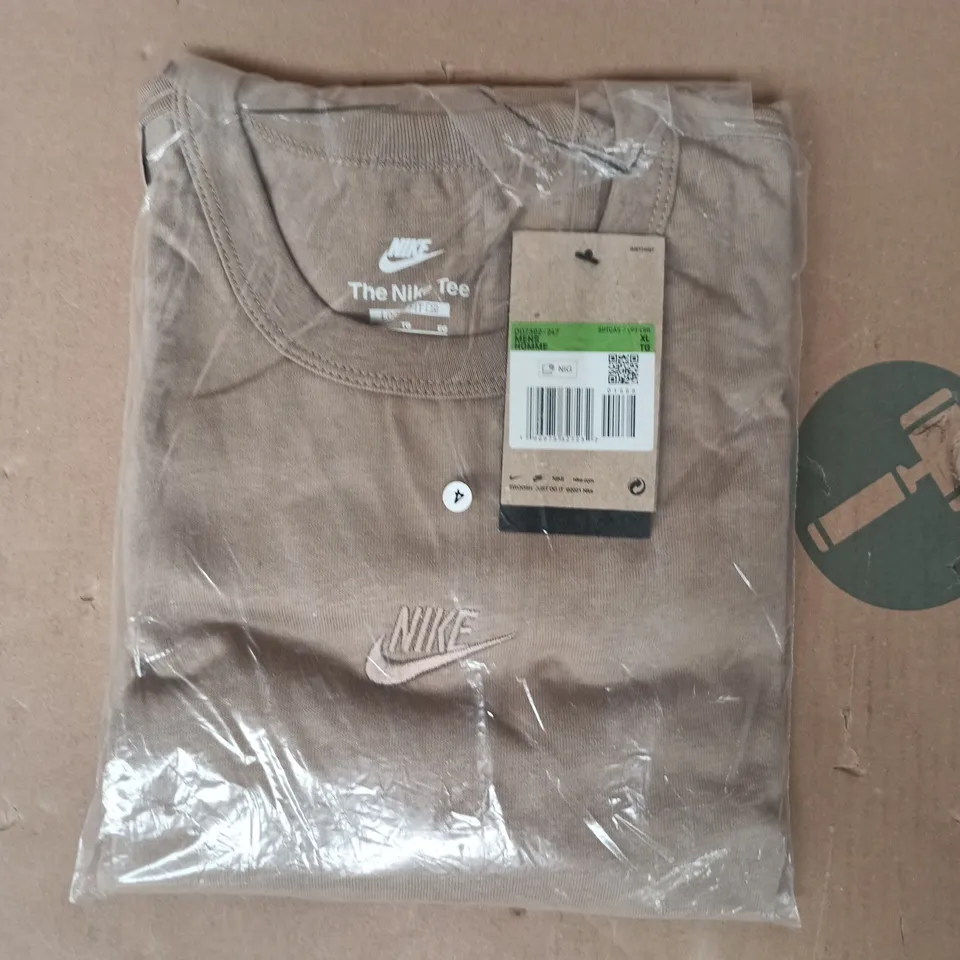 BAGGED NIKE T-SHIRT IN TAUPE SIZE XL