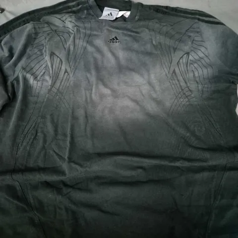 ADIDAS T-SHIRT – BLACK/GREY, UK XL