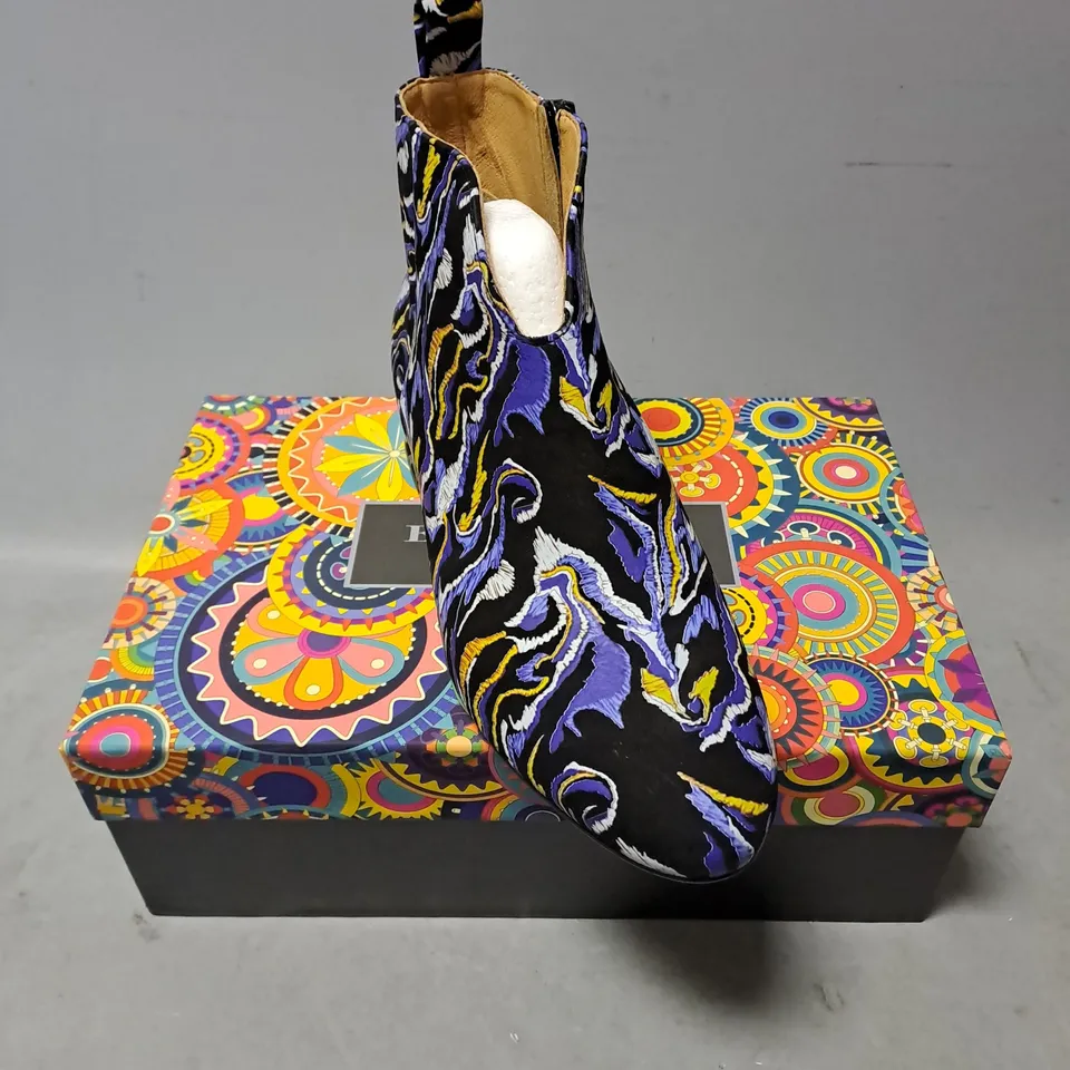 BOXED PAIR OF EMBASSY LONDON BLOCK HEEL ZIP ANKLE BOOTS IN BLUE MULTI SIZE EU 41