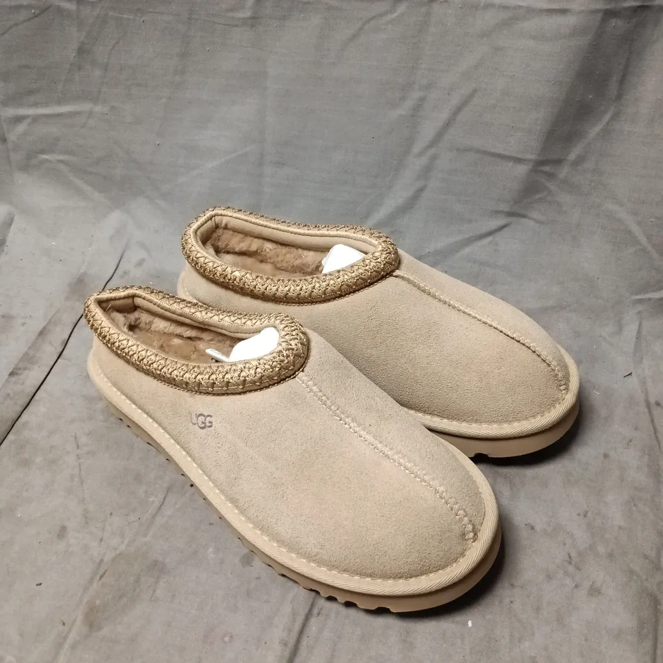 UGG BEIGE SLIP-ON SLIPPERS WITH SHEARLING LINING SIZE 7