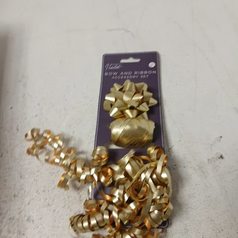 BOX OF APPROXIMATELY 12 X VIOLET BOW AND RIBBON ACCESSORY SET – GOLD