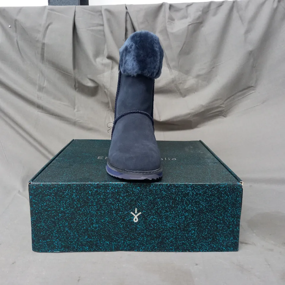 BOXED PAIR OF EMU AUSTRALIA BOOTS IN MIDNIGHT SIZE 5