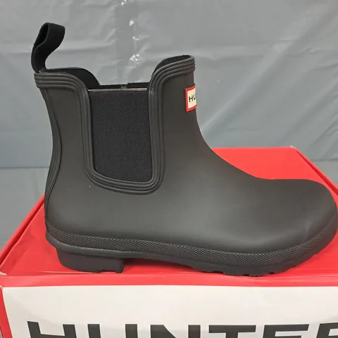 BOXED PAIR OF HUNTER WOMENS ORIGINAL CHELSEA BOOTS IN BLACK - UK 7