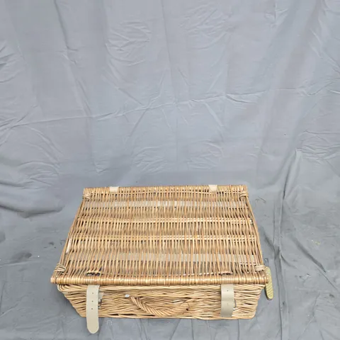 TODHUNTER ENGLAND PICNIC BASKET WITH BUILT-IN CUTLERY SET – STRIPED INTERIOR