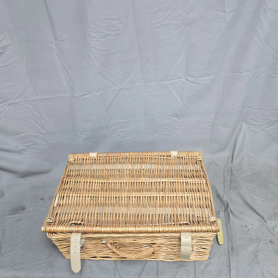 TODHUNTER ENGLAND PICNIC BASKET WITH BUILT-IN CUTLERY SET – STRIPED INTERIOR