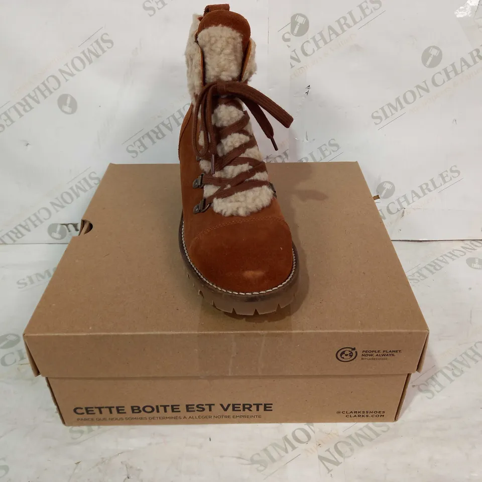 BOXED PAIR OF CLARKS ROSELEIGH SKY FAUX FUR LINED SUEDE BOOTS IN TAN UK SIZE 7