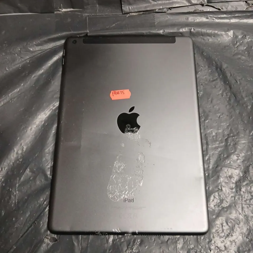 APPLE IPAD A2604 – BLACK, CRACKED FRONT SCREEN - FOR PARTS