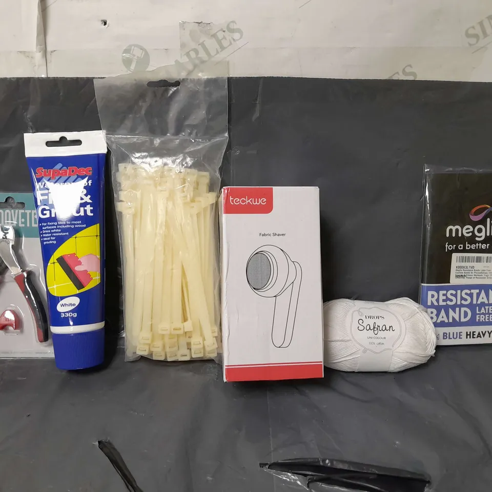 BOX OF APPROXIMATELY 14 ASSORTED ITEMS TO INCLUDE - MEGLIO RESISTANCE BAND , FABRIC SHAVER , FIX & GROUT ETC