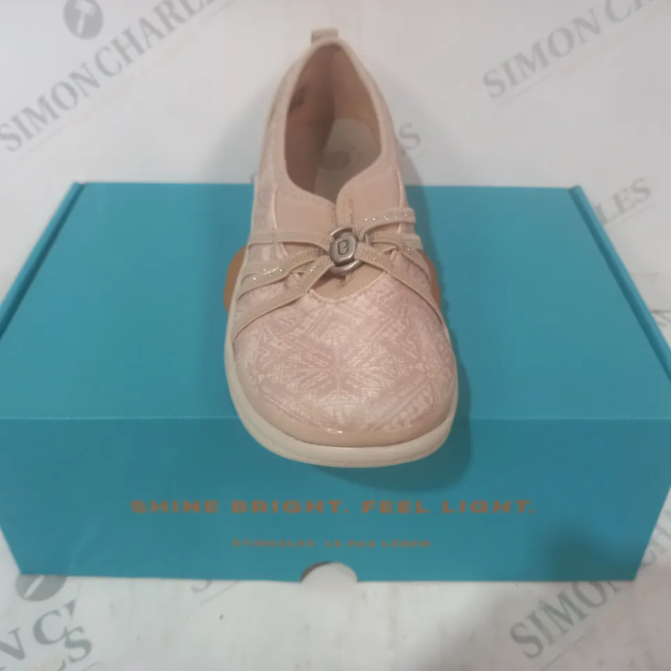 BOXED PAIR OF BZEES SHOES IN BEIGE SIZE 6