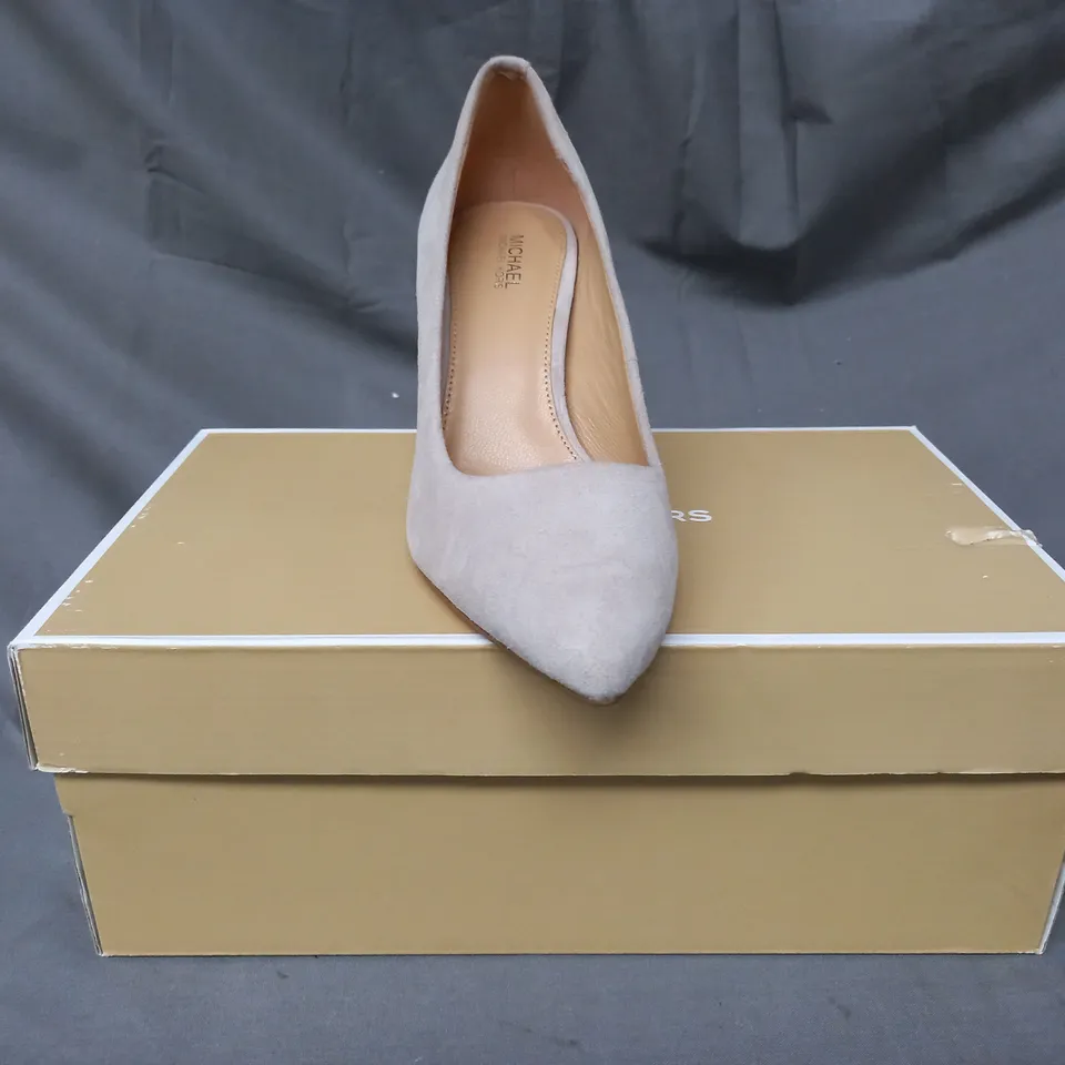 BOXED PAIR OF MICHAEL KORS POINTED TOE HEELS IN GREY SIZE UNSPECIFIED