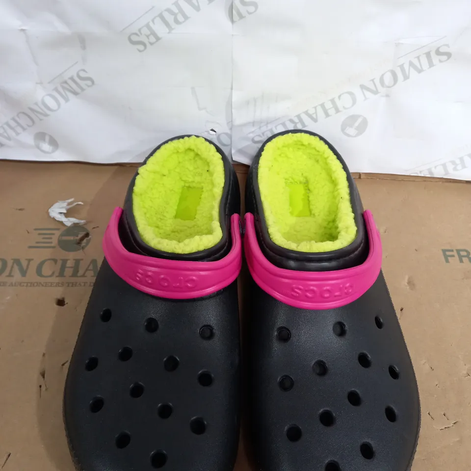 PAIR OF CROC CLASSIC LINED POP STRAP SIZE UNSPECIFIED