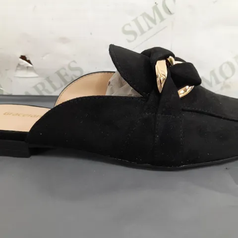 BOXED PAIR OF GRACELAND SLIP-ON SHOES IN BLACK W. GOLD EFFECT DETAIL UK SIZE 4