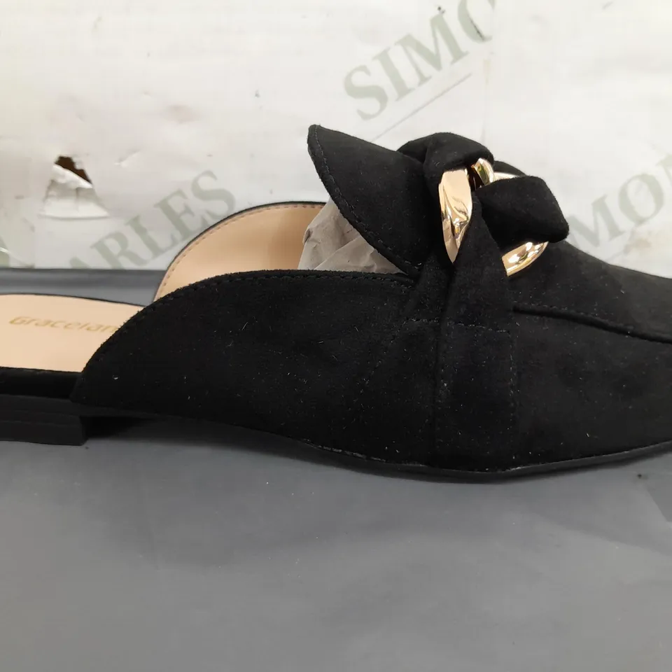 BOXED PAIR OF GRACELAND SLIP-ON SHOES IN BLACK W. GOLD EFFECT DETAIL UK SIZE 4