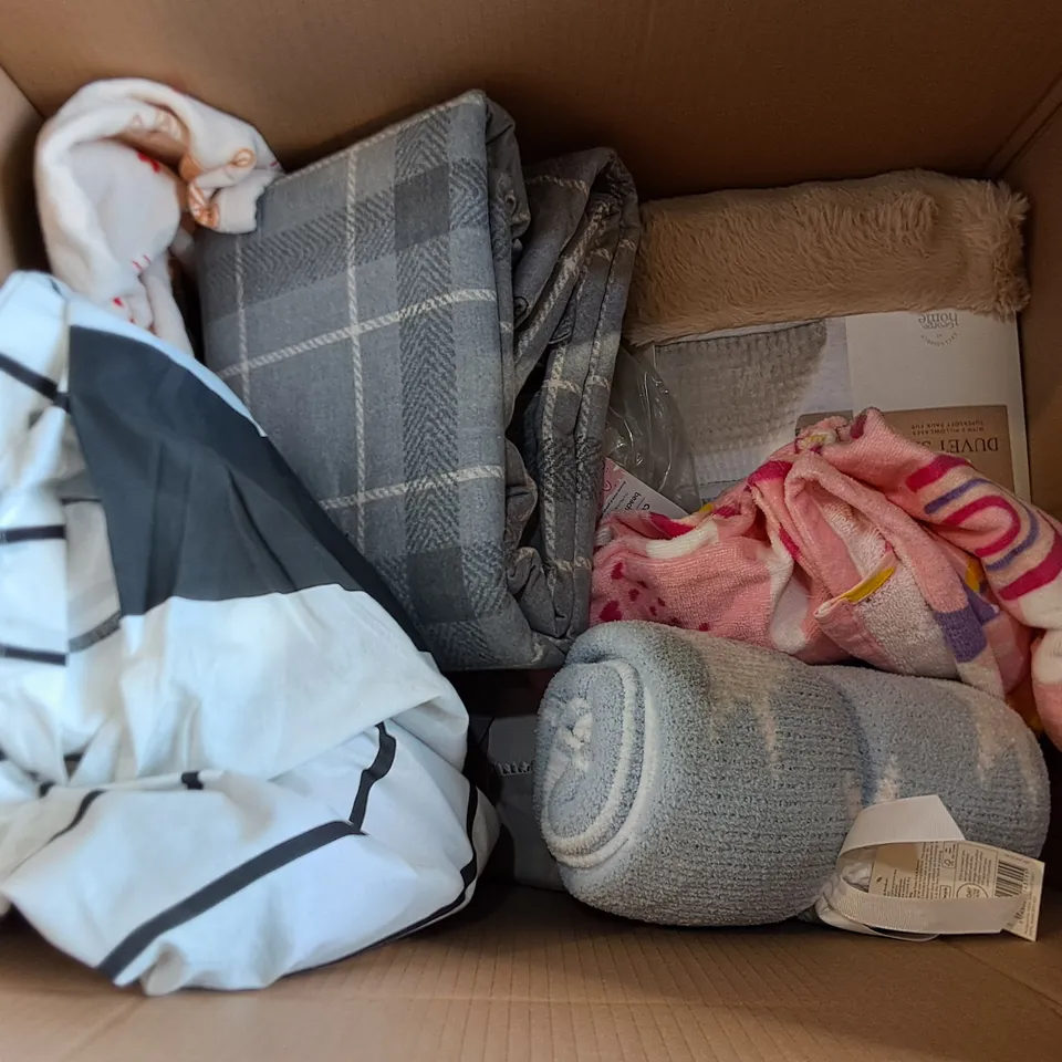 LOT OF APPROXIMATELY 15 ASSORTED BEDDING AND SOFT FURNISHING ITEMS TO INCLUDE GREMLINS DUVET AND HOTWHEELS THROW 