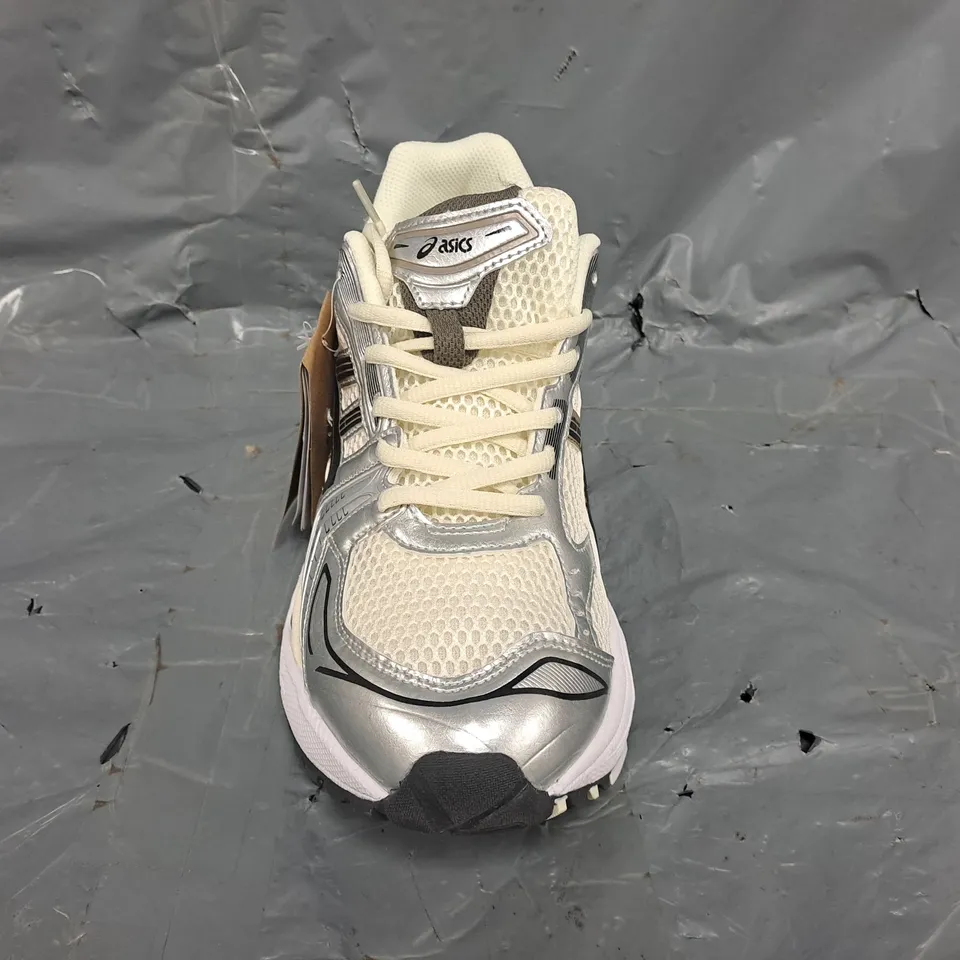BOXED PAIR OF ASICS TRAINERS IN CREAM/SILVER SIZE UK 10