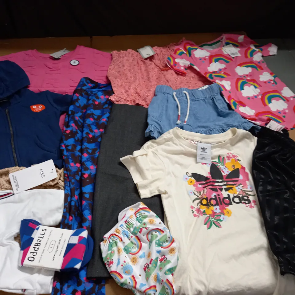 LARGE QUANTITY OF ASSORTED KIDS CLOTHING ITEMS TO INCLUDE M&S, ODDBALLS AND TU