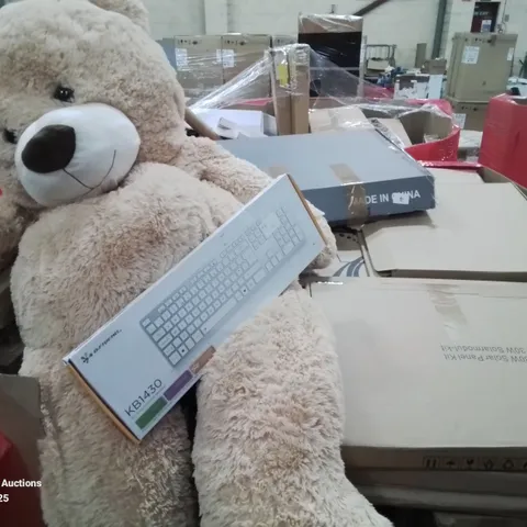 PALLET CONTAINING VARIOUS ASSORTED ITEMS TO INCLUDE: HEATING PANEL, SHOWER UNIT, CHAIN SAW, AIR CONDITIONING UNIT, LARGE CUDDLY BEAR, KEYBOARD, AND LOTS MORE UNMARKED BOXED ITEMS 